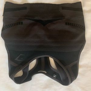 Black Geo Seamless set- size small top and bottom